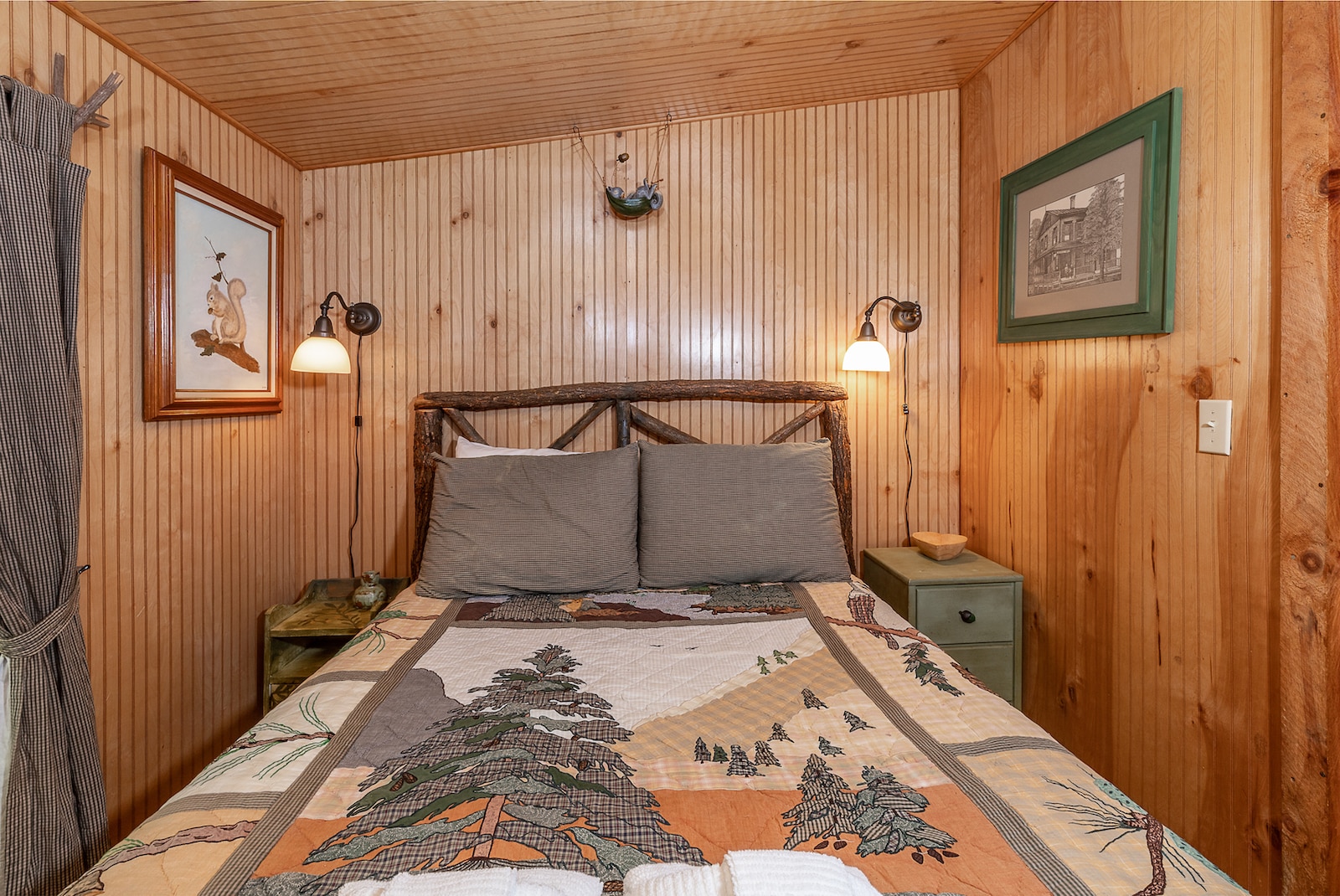 Cozy "Squirrel's Nest" Cabin Brevard Cabin Rental Pet Friendly • The