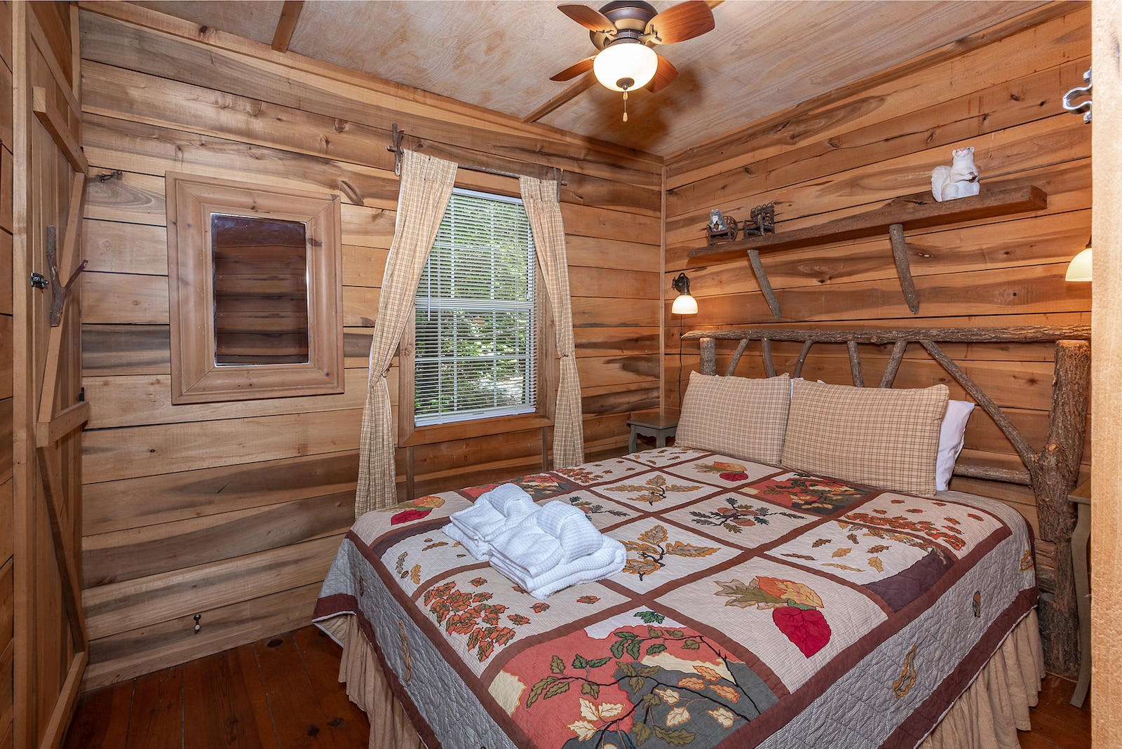 Cozy "Squirrel's Nest" Cabin Brevard Cabin Rental Pet Friendly • The
