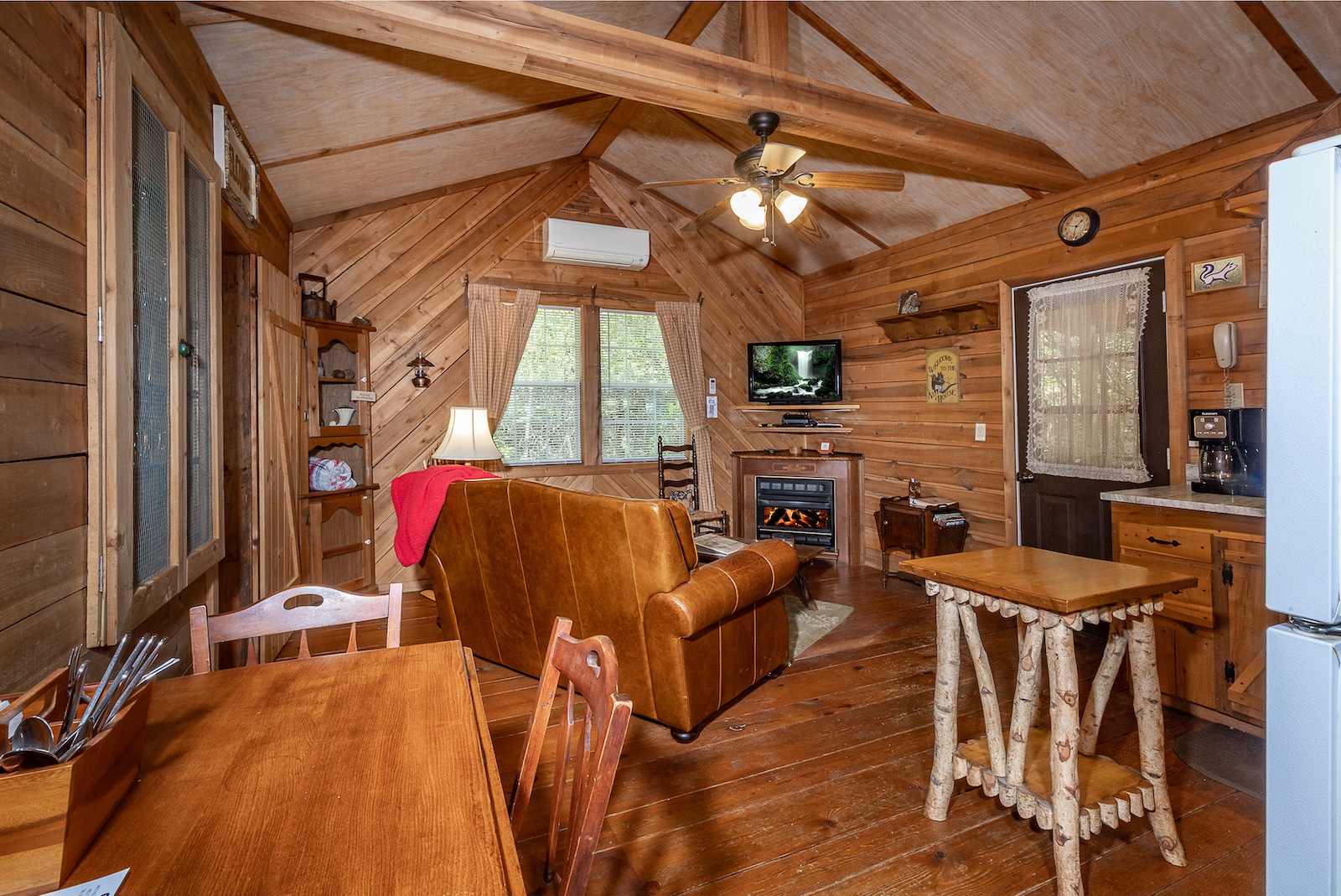 Cozy "Squirrel's Nest" Cabin Brevard Cabin Rental Pet Friendly • The