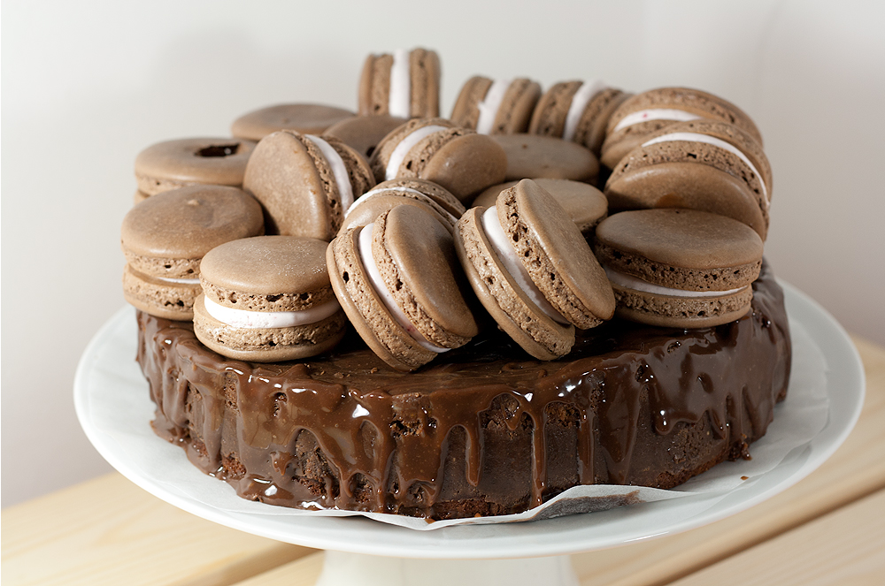 Homemade Chocolate Macaron Cake (Tort cu ciocolata de casa si Macarons