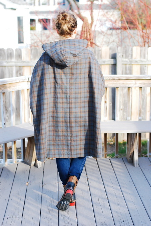 Simplicity Women's Rain Cape Vintage 5676 pattern review by TresBienMichell