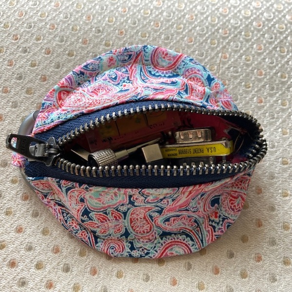 Dog under my desk Circle Zip Earbud Pouch pattern review by DecoGear
