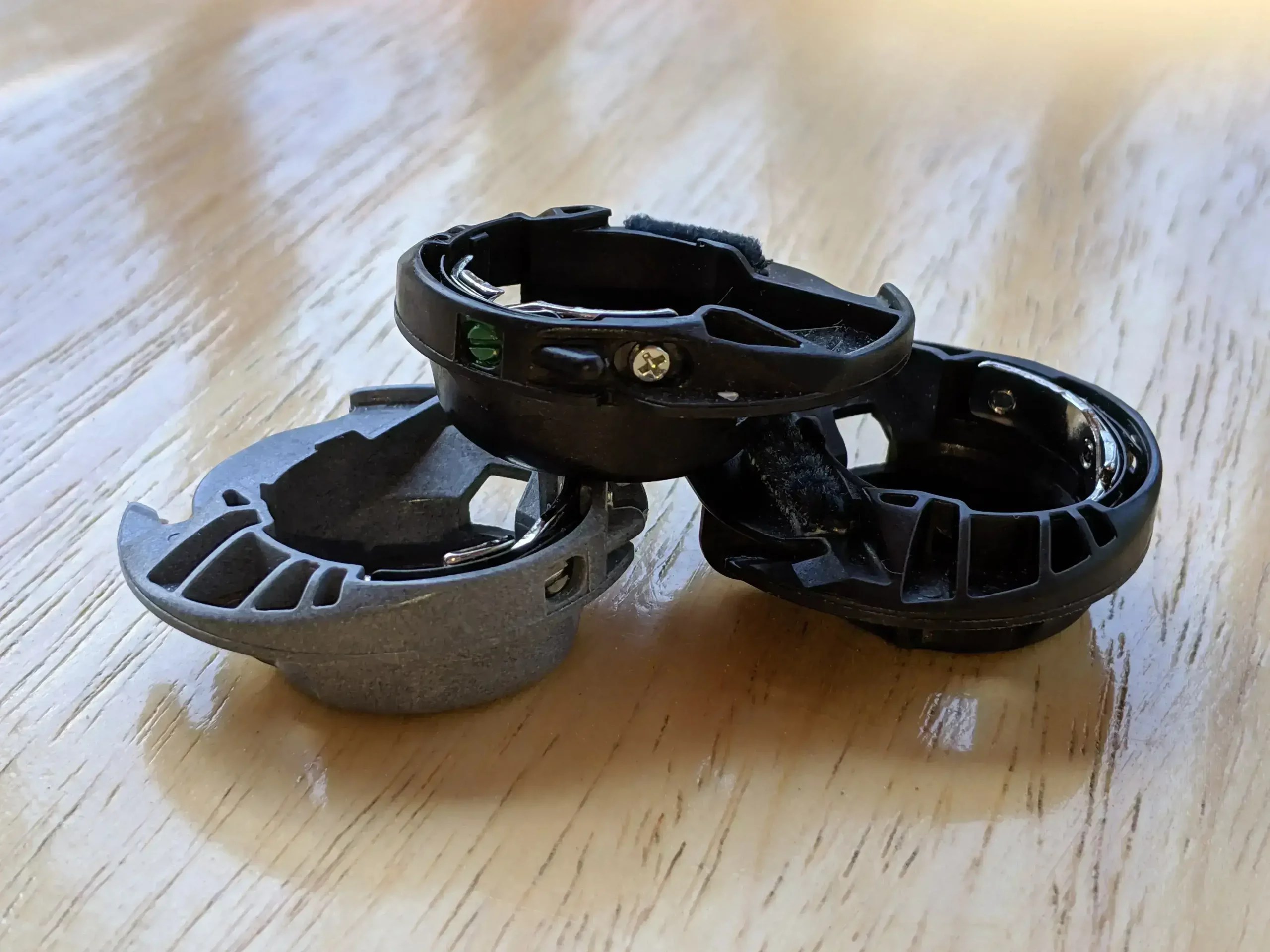 IDENTIFICATION OF A RIGHT SEWING BOBBIN CASE 2 MAIN TYPES