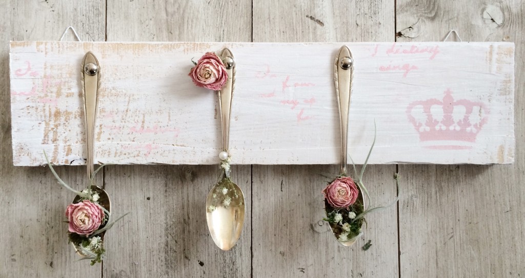 Wandbilder mit Silberbesteck und Blumen Daniela's Shabby