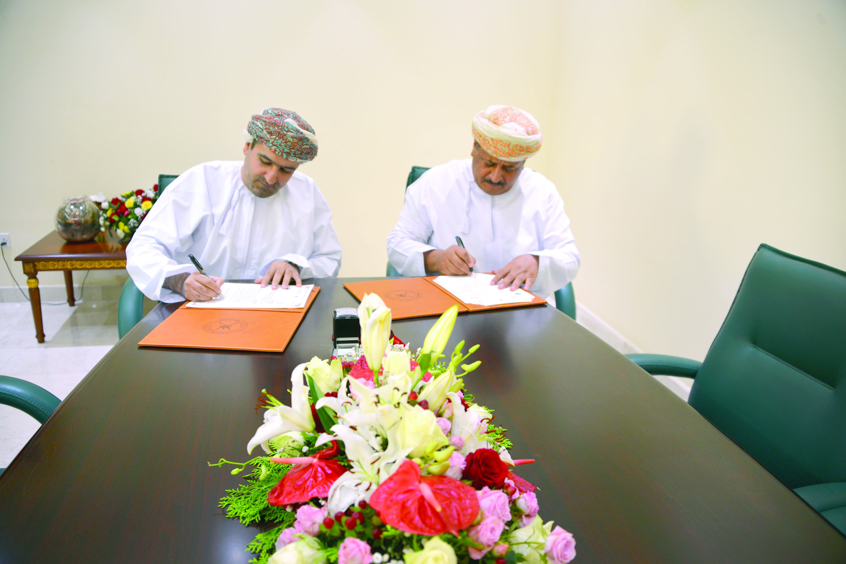 عبد الله الحراصي، رئيس الهيئة العامة للإذاعة والتلفزيون. برنامج تعاون بين معهد الإدارة العامة وكلية عمان البحرية ...