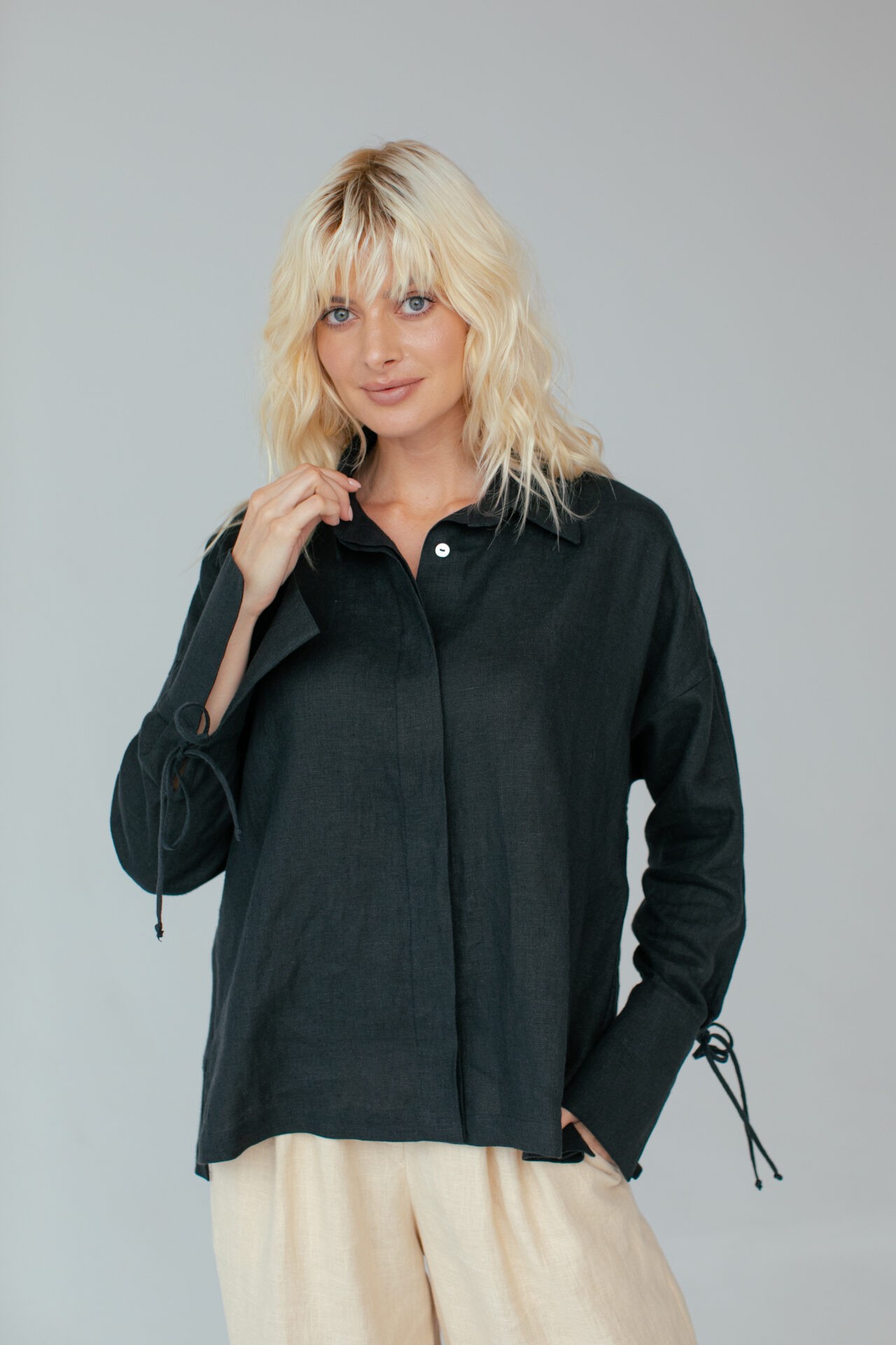 Black linen shirt with wide cuffs and ties 22278 from Morandi with