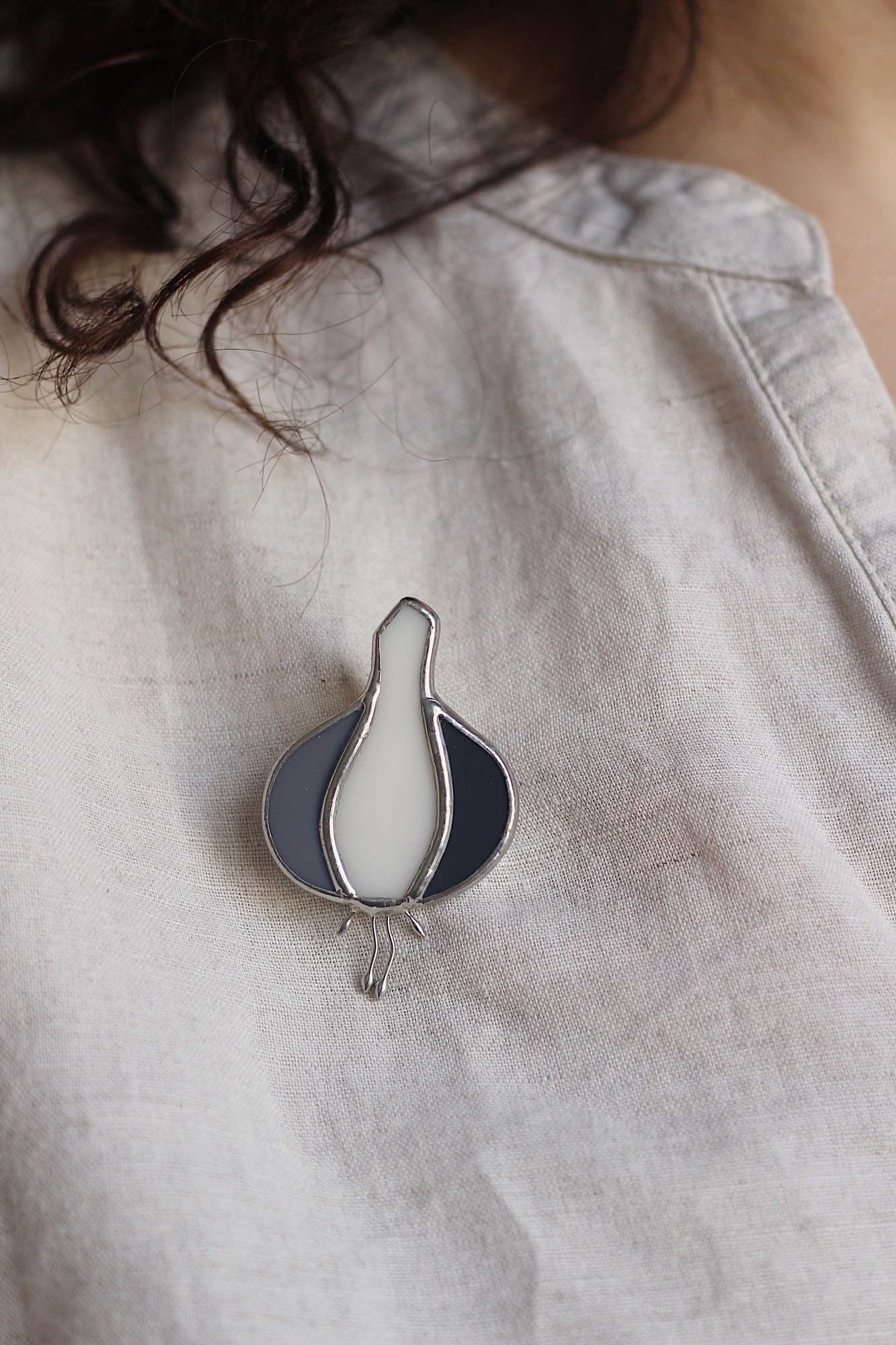 Stained glass brooch vitamin, garlic 22699 from Haluzka glass with