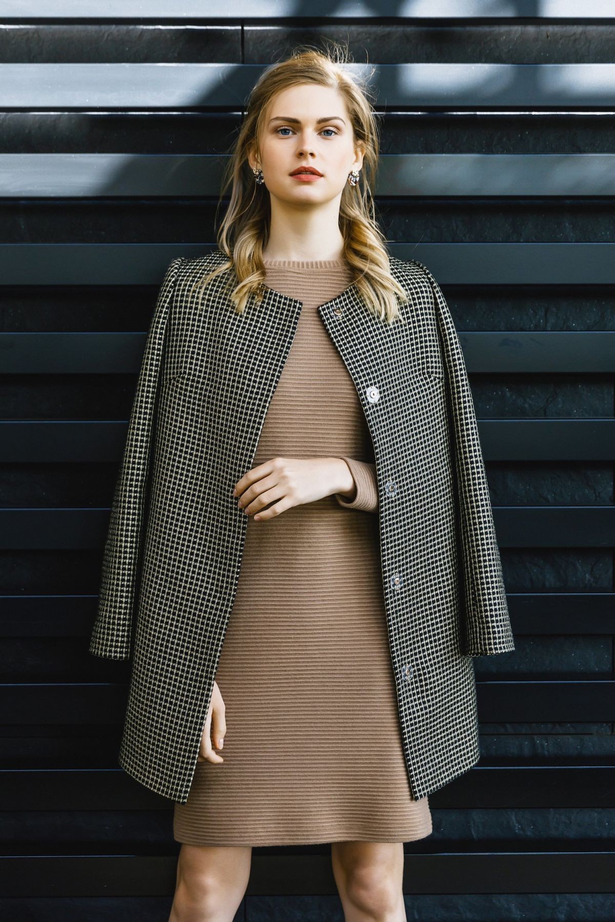 Black and gold coat made of jacquard fabric with lurex 4392