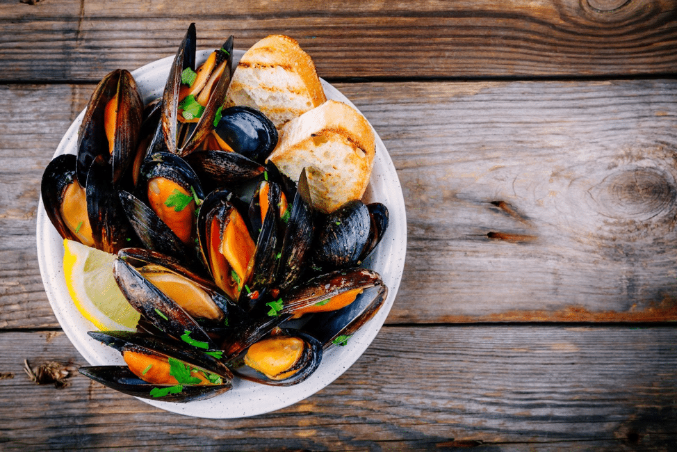 Mussels vs. Clams. The Truth Revealed. Shaking Seafood