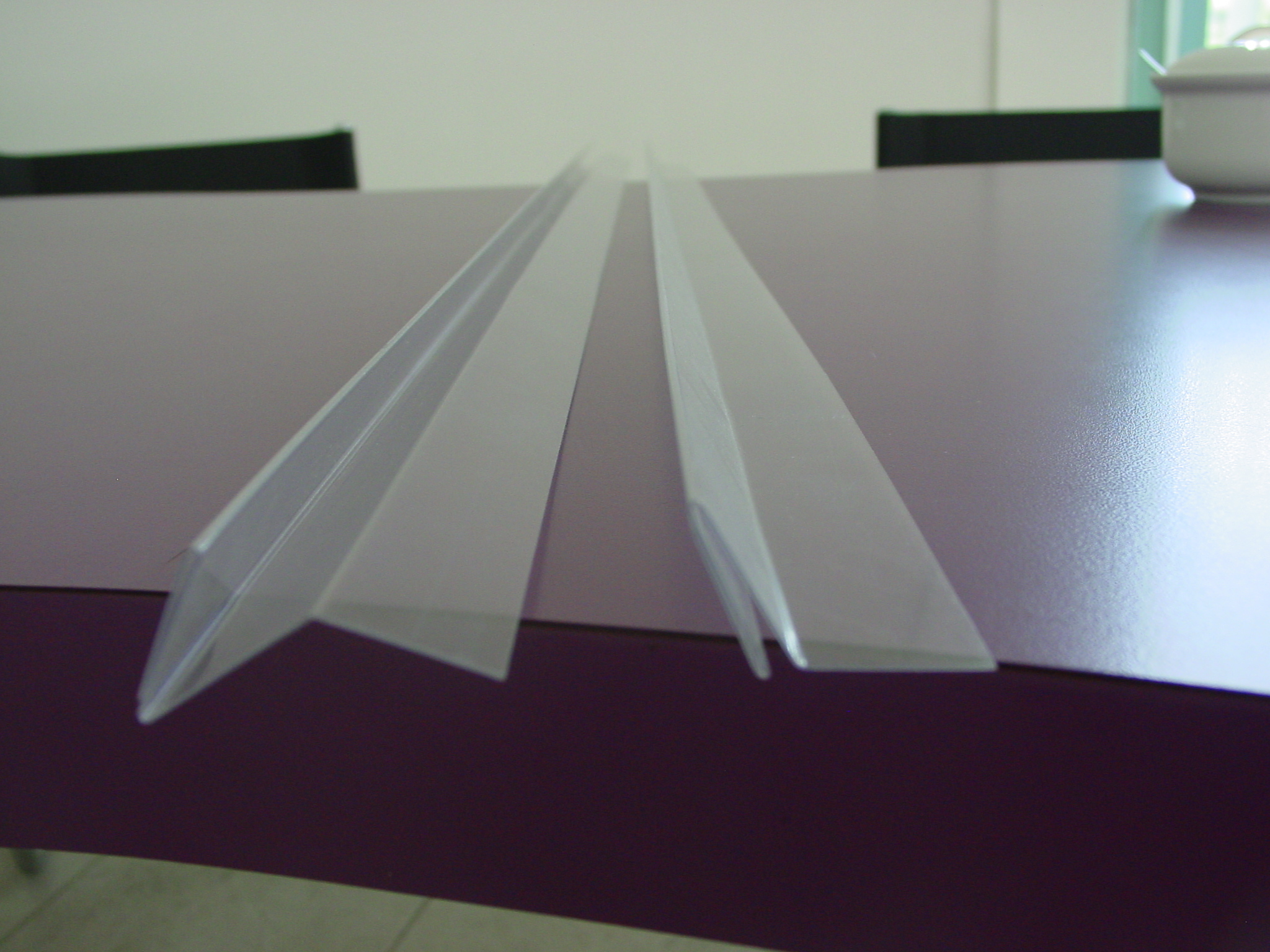 Foil bending profile, single contact plastic bending accessory