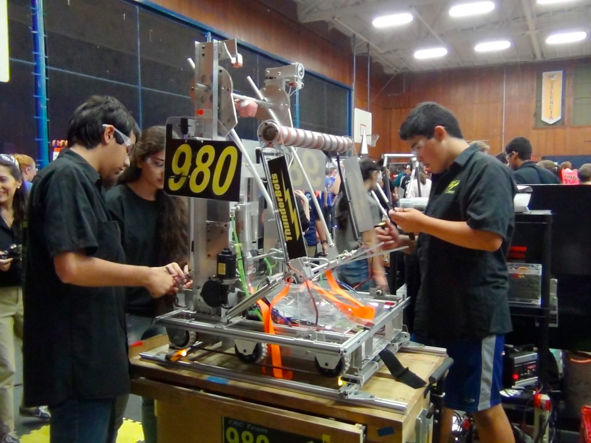 Teaching engineering from scratch through the FIRST Robotics Competition