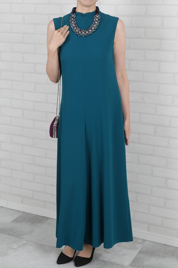 シルエットが綺麗なハイネックパンツスーツ 銀座のレンタルドレス サロン、シェアリーコーデ