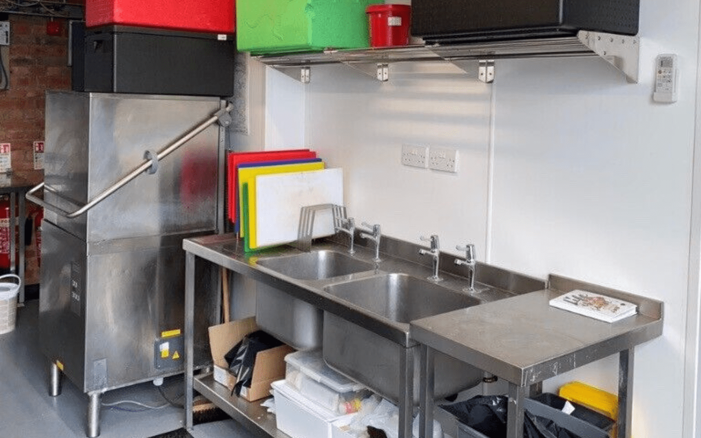 Large Commercial Fro Delivery Or Production Kitchen To Rent In London