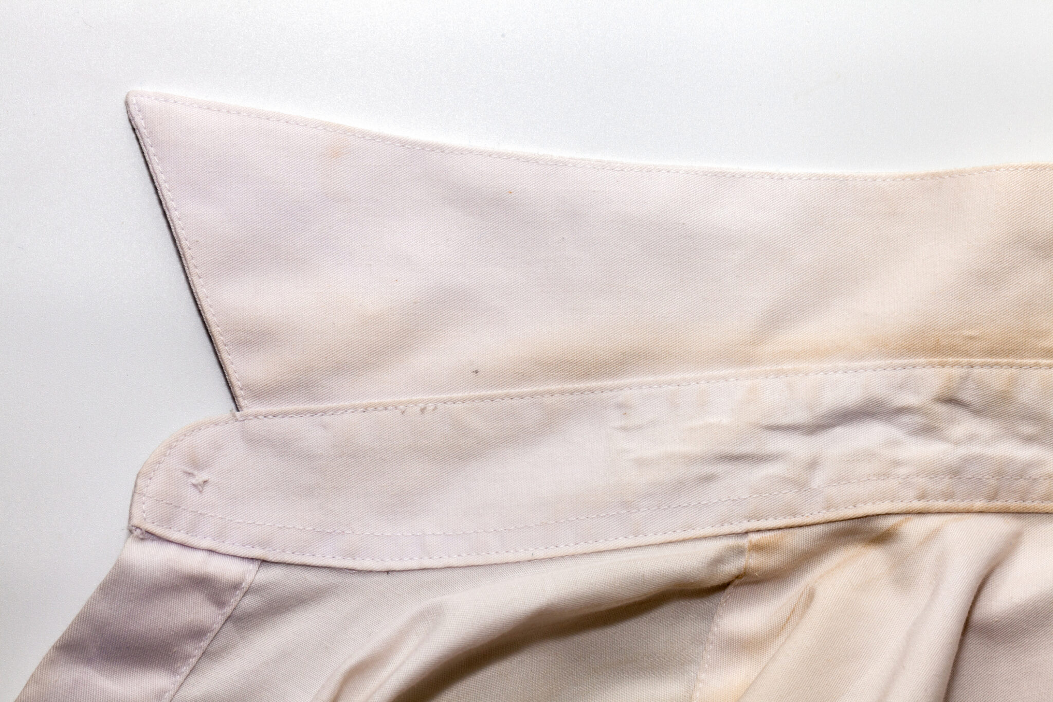 Tricks to remove yellow from white clothes without using bleach