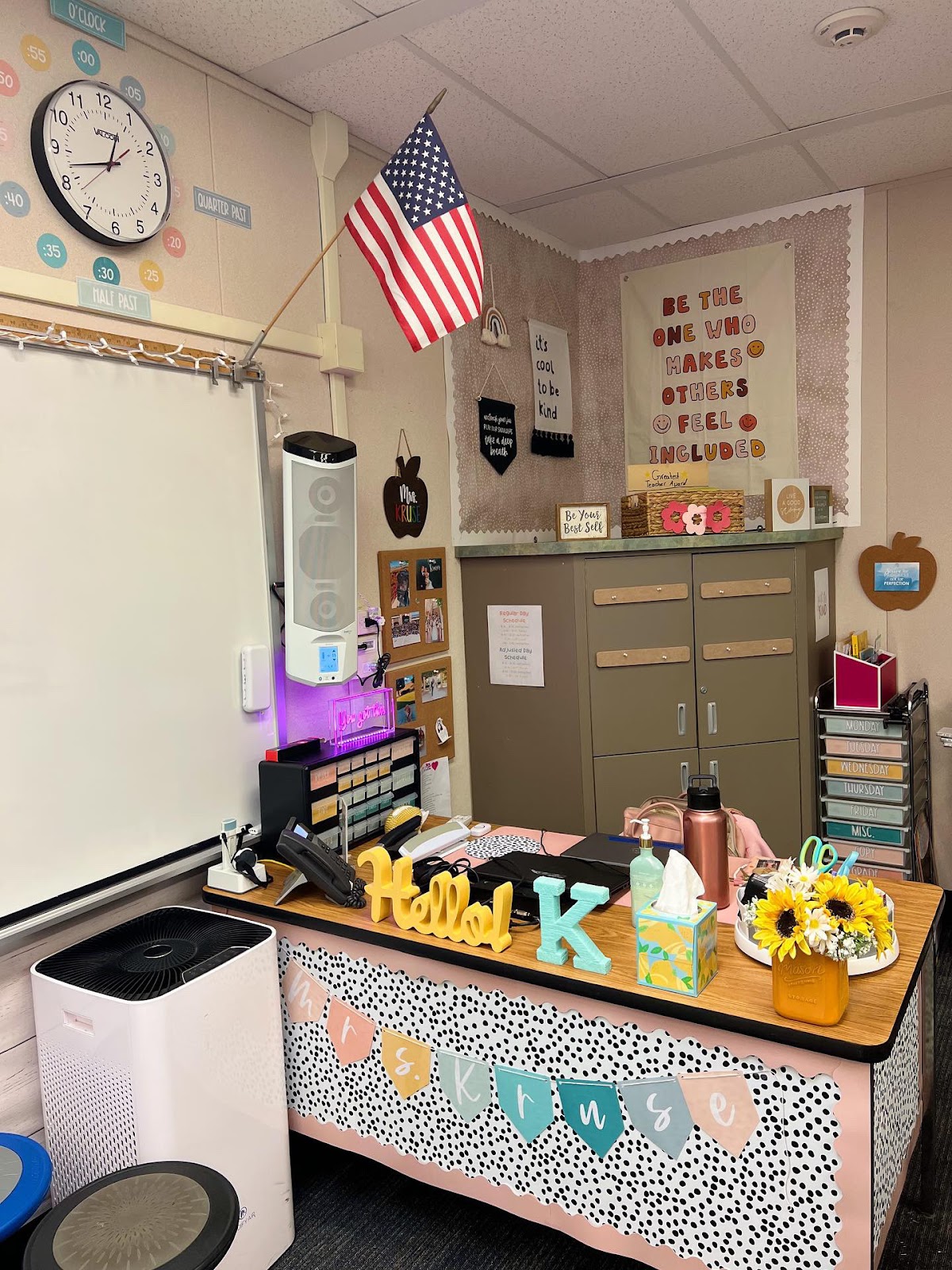 Create a Personalized and Stylish Teacher Desk Area 7 Stunning Ideas