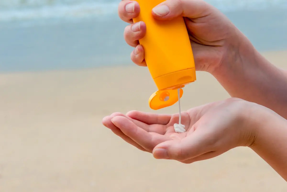 When To Apply Sunscreen (Before Or After Moisturizer?)