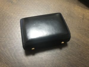 型崩れしない二つ折り財布エムピウのミッレフォッリエは左利き用がある