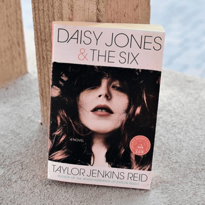 Books like Daisy Jones and the Six She Reads