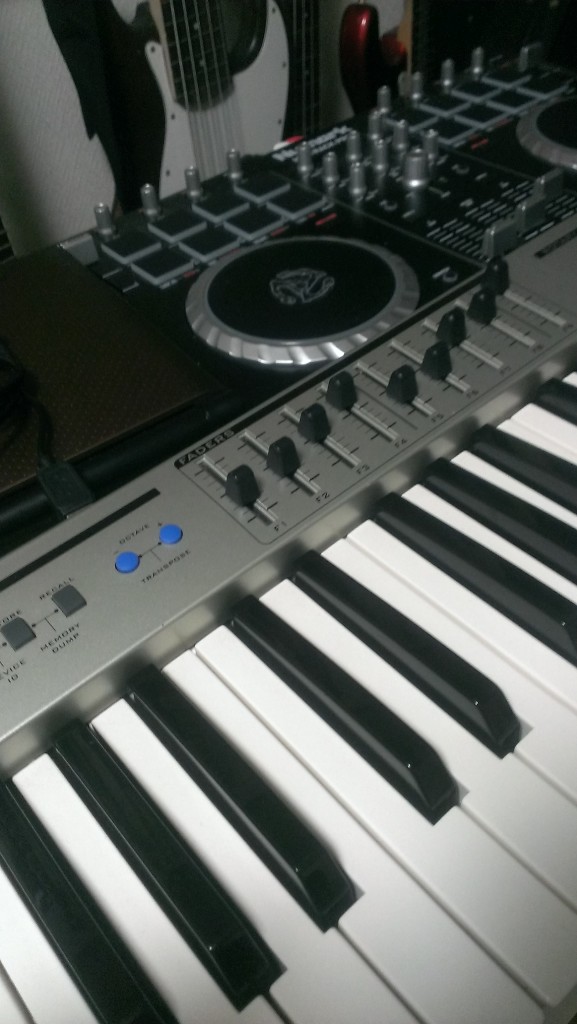 使い方が未だによくわからないお気に入りのMIDIキーボード