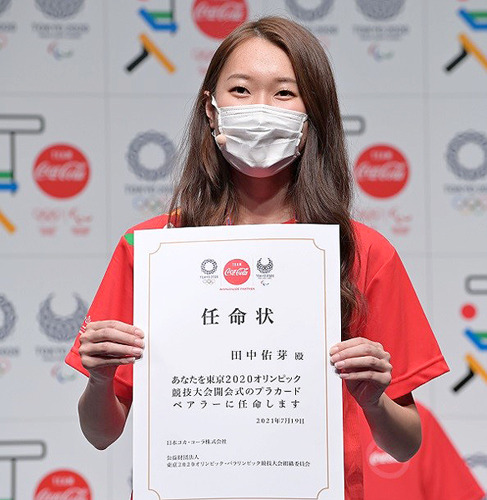 国名プラカード、漫画の吹き出しがモチーフ…持つ人の衣装も合うようにデザイン : 読売新聞オンライン オリンピック開会式で選手団先導した7人の胸中は？コカ・コーラ社プラカードベアラー任命式で表明 - 食品新聞 Web版（食品新聞社）