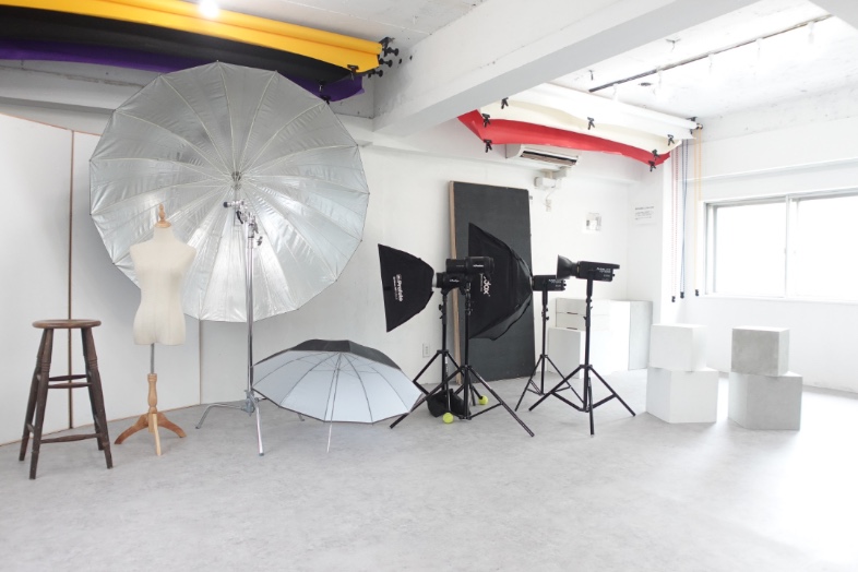 【機材豊富】白とモルタルを基調とした撮影スタジオ サモスタ恵比寿店 SHOOTEST