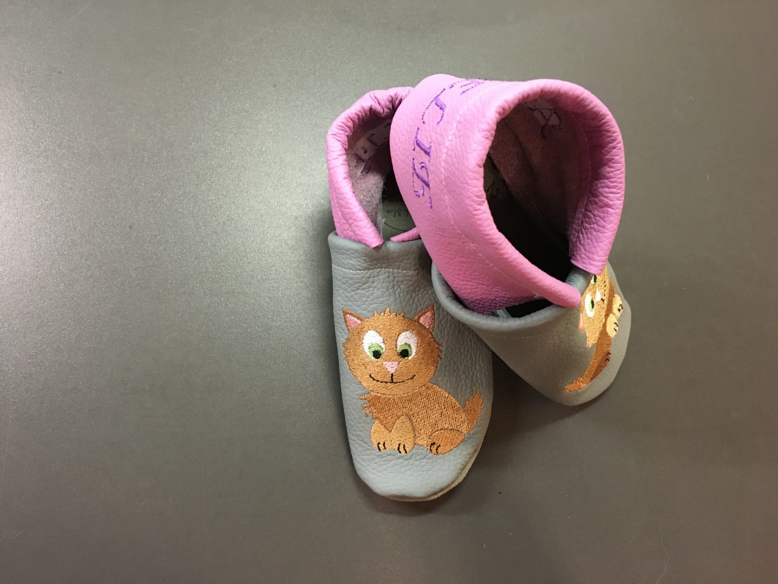 Lederpuschen Baby Katze gestickt echt Leder Krabbelschuhe