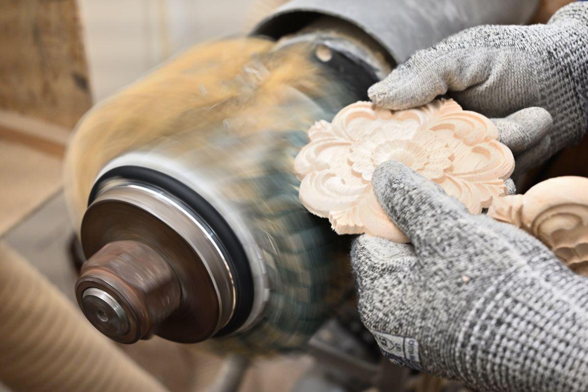 Sanding of decorative wood mouldings for furniture