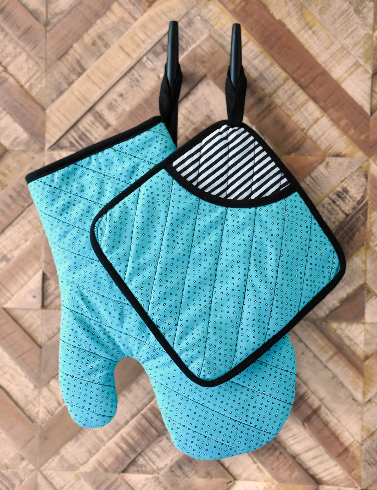 Oven Mitt and Hot Pad with Pocket Sewing Pattern Scratch and Stitch
