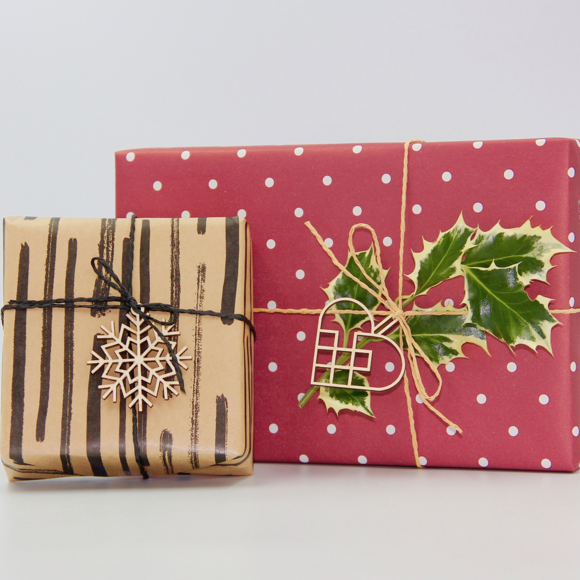 Små julehjerter og snefnug til pynt på gaver eller som