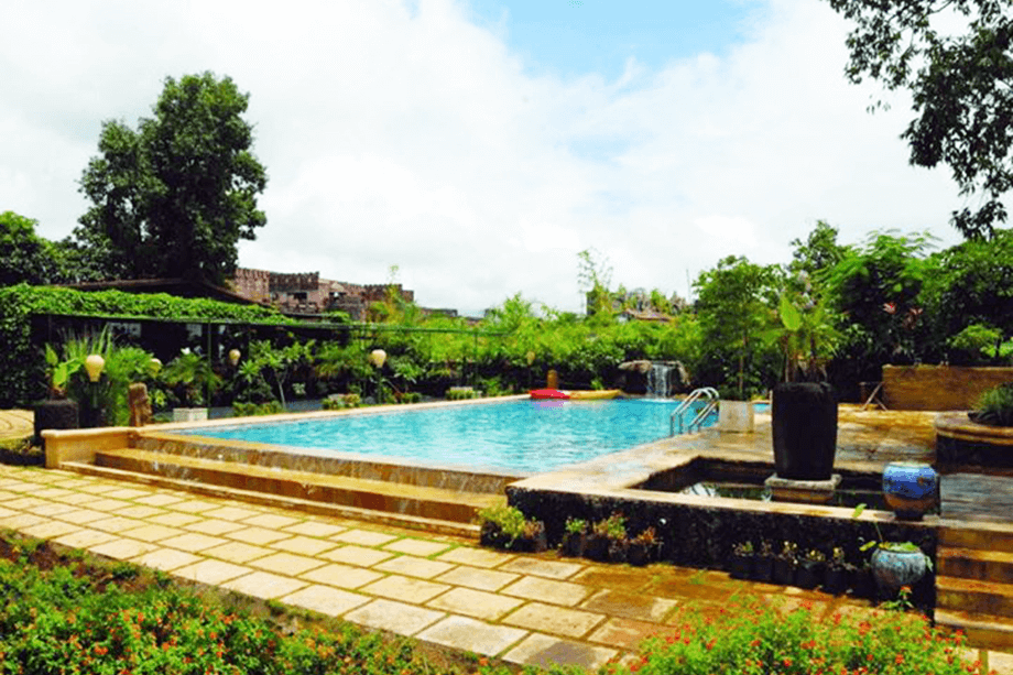 A 5BHK Farmhouse by the Lake in Karjat