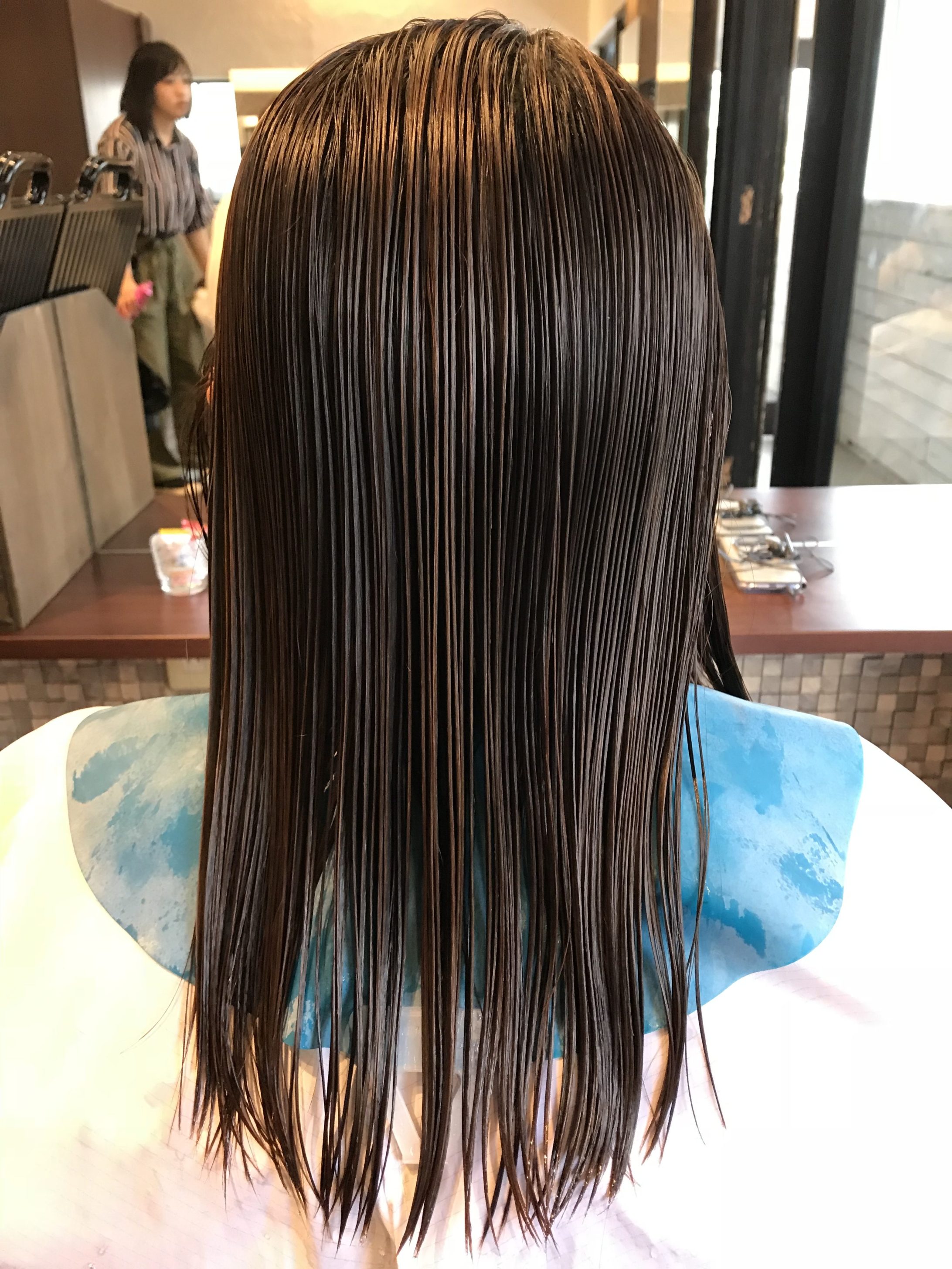 【ミディアムからボブへスタイルチェンジ】ストレートヘアでもまとまる扱いやすい髪型に