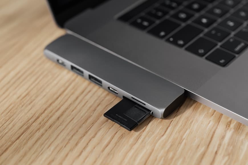 Best Memory Card Reader for Fastest Transfer Speeds in 2024