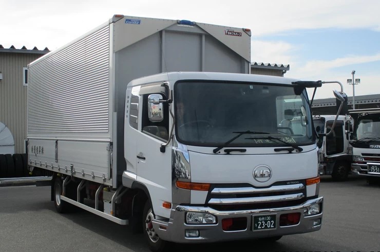 4tウィング(中型車) 一般貨物の運送業務で使用している車両を皆様にご紹介しております