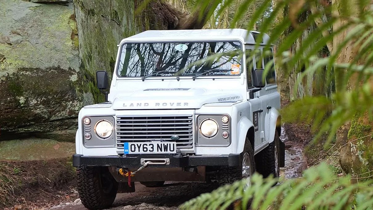 Why Range Rover is So expensive? 7 Real reasons