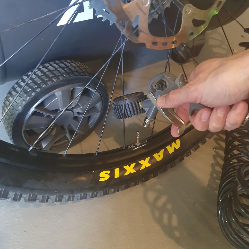 Tubeless mountain bike tire leaking? Replace the rim tape! [Guide