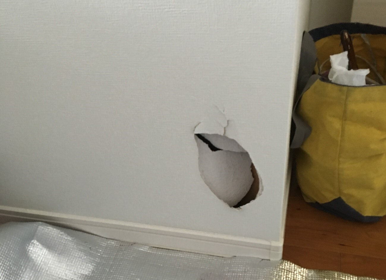 アパートの壁に穴を開けても慌てないですむ！すぐに役立つ手立てを紹介 【ゼロ円】雨樋修理、屋根リフォーム、雨漏り対策の「修復ラボ」