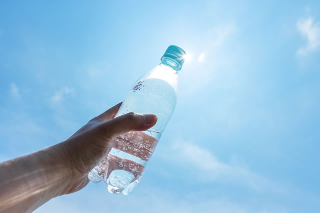 炭酸ジュースペットボトル（コーラ）を冷凍庫で凍らせる方法 | 楽しい登山 アウトドア 防災グッズ集め 炭酸水は冷凍Ｎｇ！凍らせてはいけない理由と破裂させない方法とは – シュフーズ