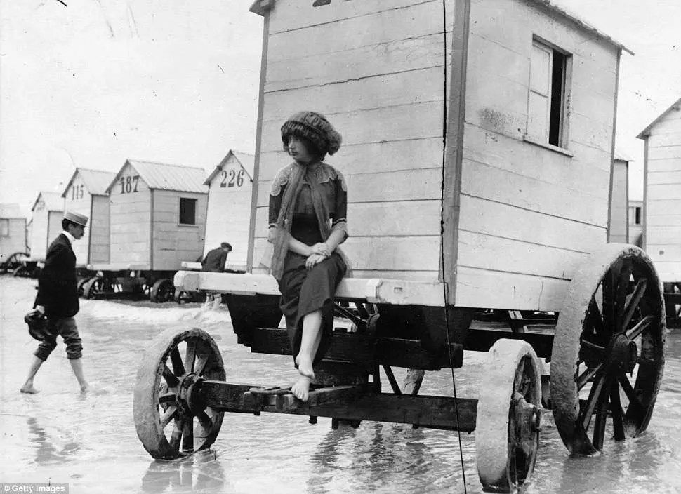 How did a Victorian bathing machines work? Amazing facts with 25 photos