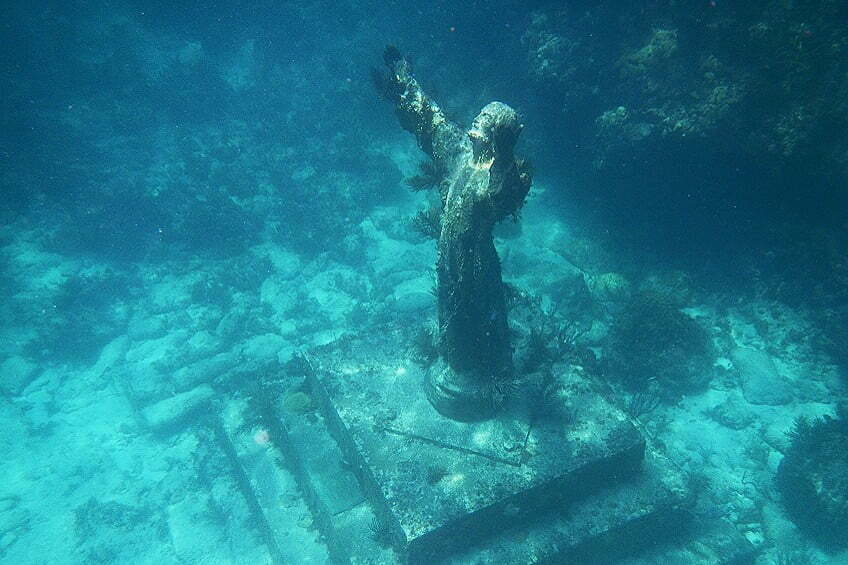 10 Scary Mesmerizing Underwater Statues That Will Surprised You