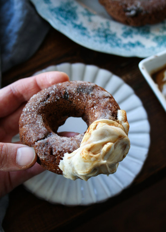 Dippin’ Donuts. V/GF ButteredSugared Double Chocolate Donuts with Cardamom Coffee Dipディッピン・ドーナツ