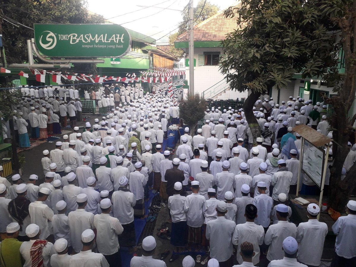 Santri Membeludak, Butuh Kesabaran yang Ekstra Mondok di