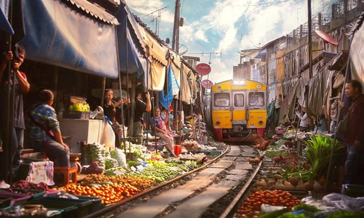 Risky Market & Damnoensaduak Floating Market Half Day Tour Thailand's