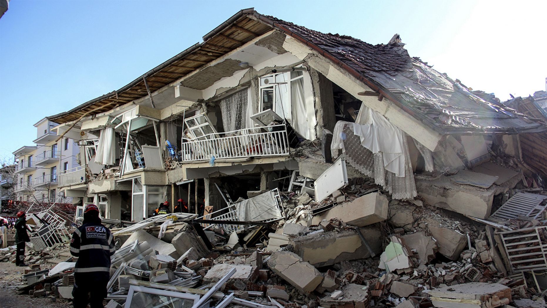 EARTHQUAKE 1000 Injured, 22 Killed, People Pulled From Fallen(03)