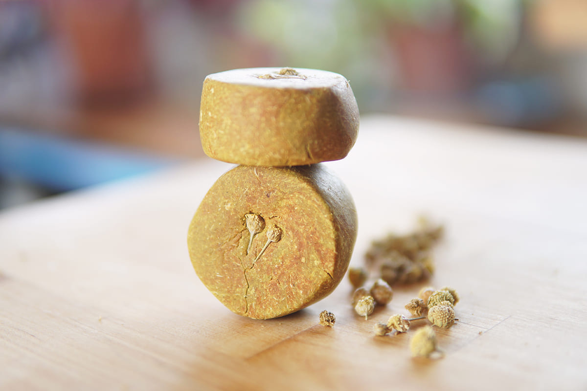 RECETA CHAMPÚ SÓLIDO con manzanilla y cúrcuma Sikeria Natural