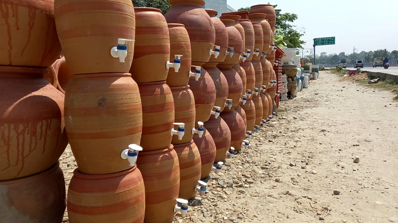 Earthen pots beat refrigerators as demand soars amidst rising heat in
