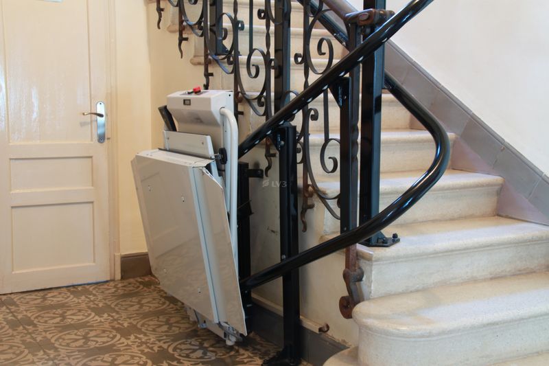 Plataforma salvaescaleras modelo con curvas Sillas Salva Escaleras