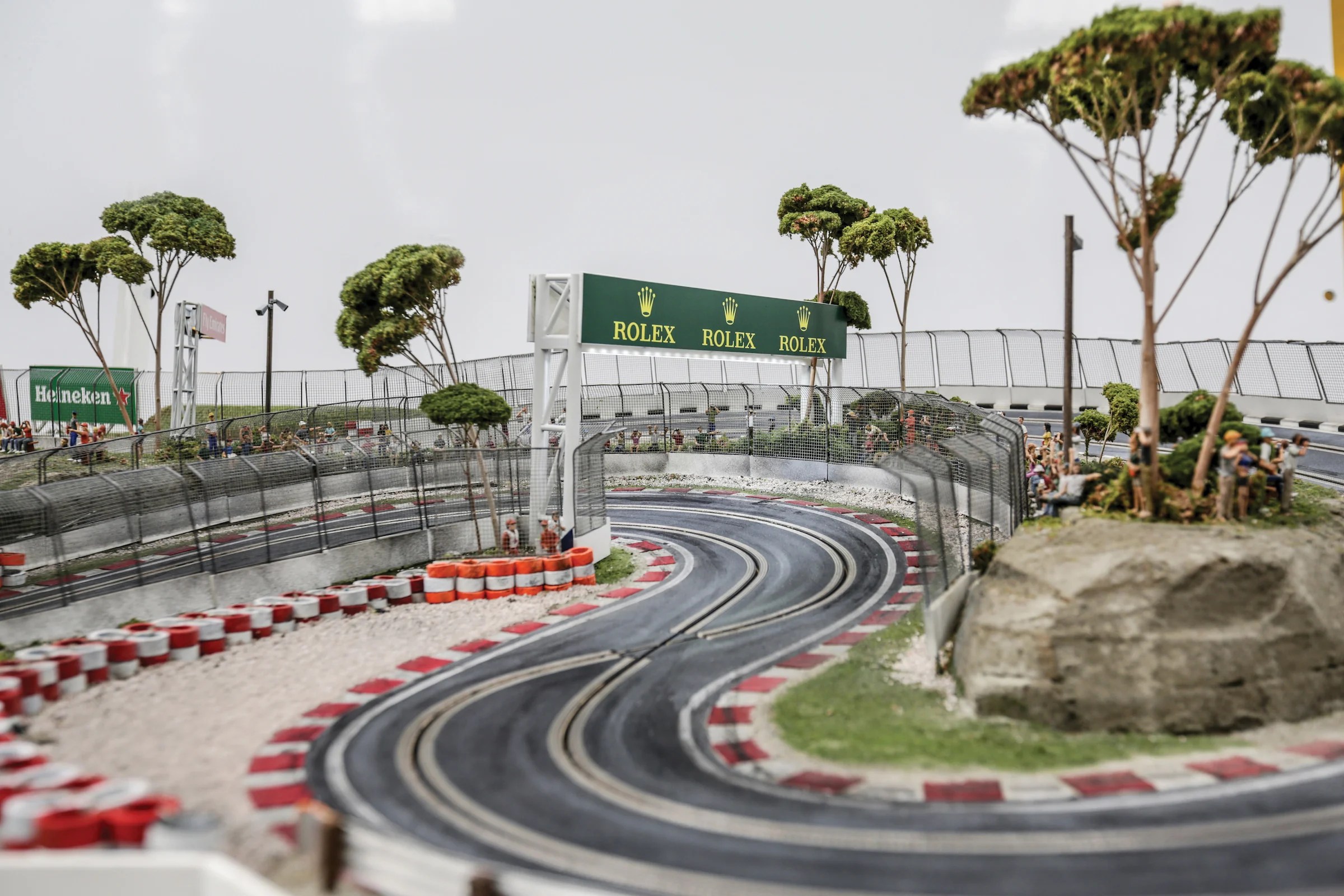 16 Feet Long + 7 Feet Wide A 132 Scale Formula 1 Slot Car Racetrack