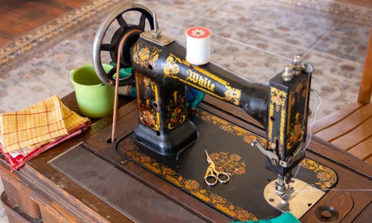 White Sewing Machine: The Supreme Guide to History, Models, Value...