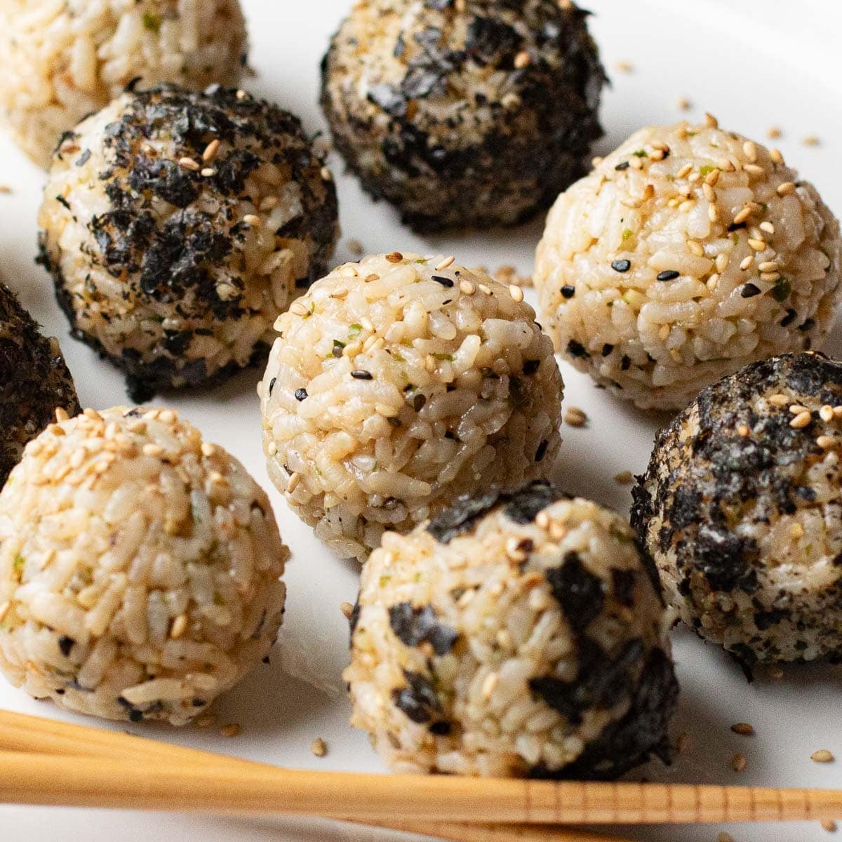Easy Korean Rice Ball Recipe (How to Make Jumeokbap)