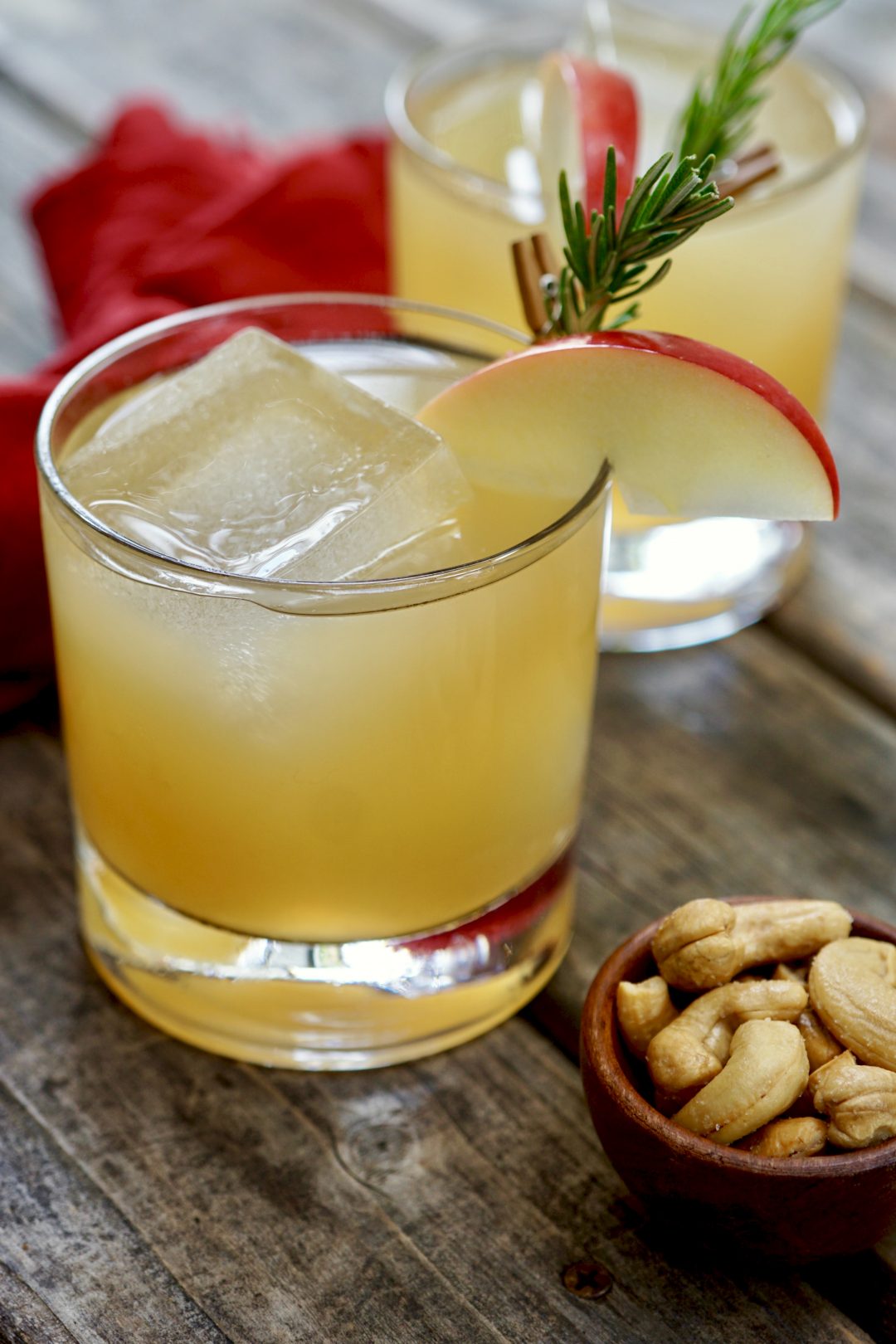 A "Fallen Apple" Cocktail For Thanksgiving Drinks